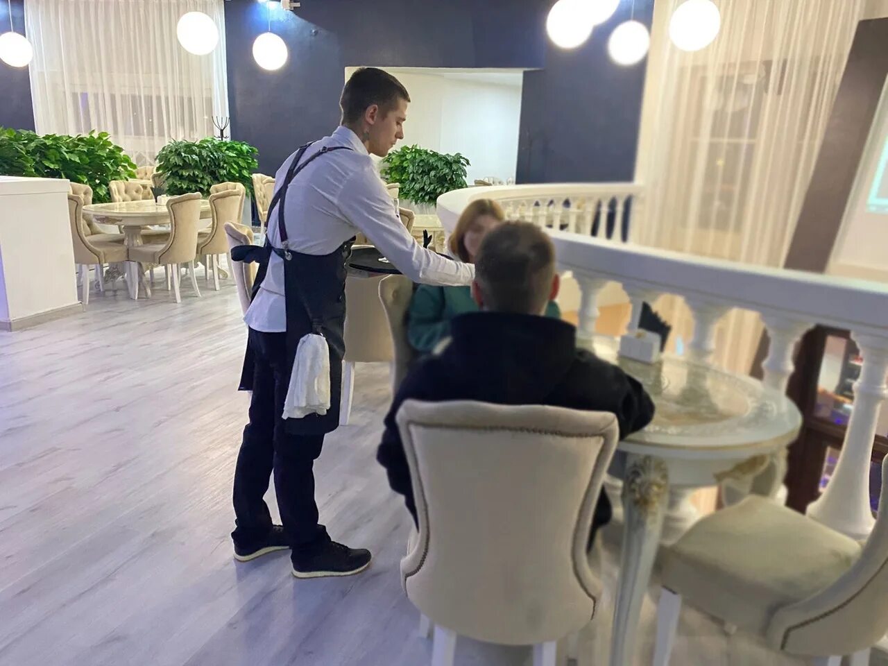 Победа октябрьский просп 17 псков фото Днём в ресторан-клубе "Победа" в Пскове светло Афиша Псков