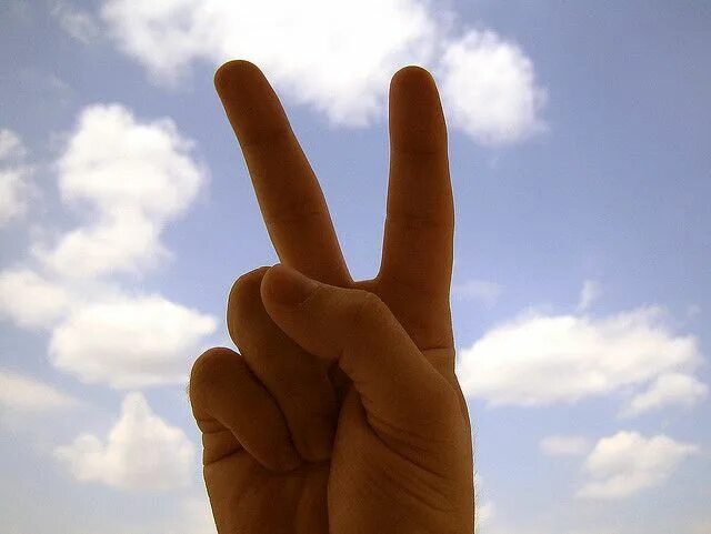 Победа пальцами фото ✌ peace ✌ mšvidoba ✌ мир ✌ שָׁלוֹם ✌ سلا Travel abroad, Words of jesus, Japanese