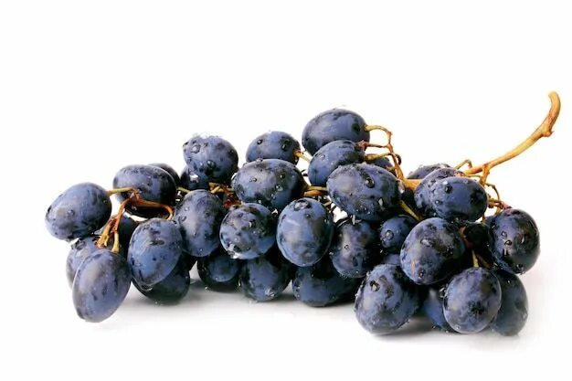 Победа виноград фото Premium Photo Black grapes isolated on a white background Black grapes, Grapes, 