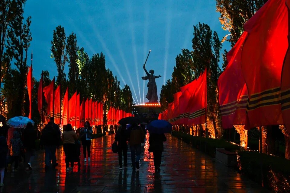Победа волгоград центр фото Куда сходить 8 мая 2023 в Волгограде: Воинский эшелон, самолеты, световое шоу - 