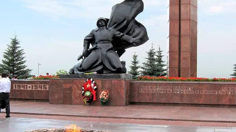 Победы уфа фото Памятник в парке победы уфа
