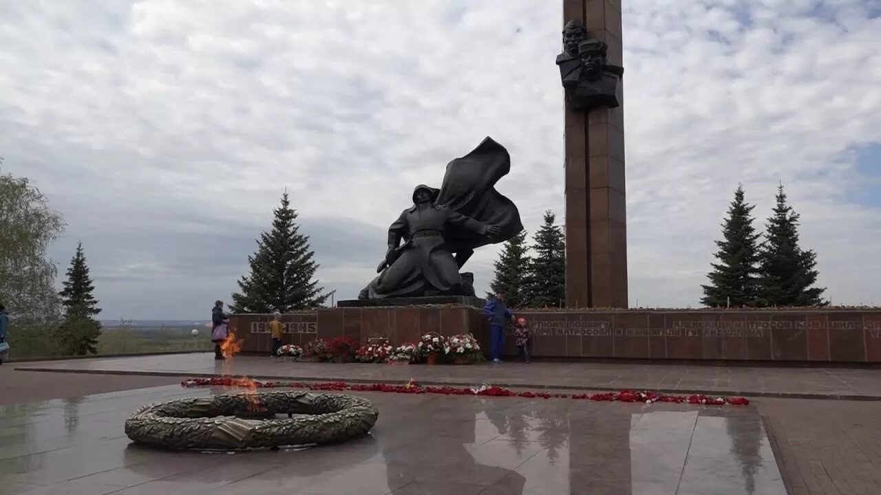 Победы уфа фото ФК "Уфа" возложил цветы к Вечному огню в парке "Победы" - YouTube