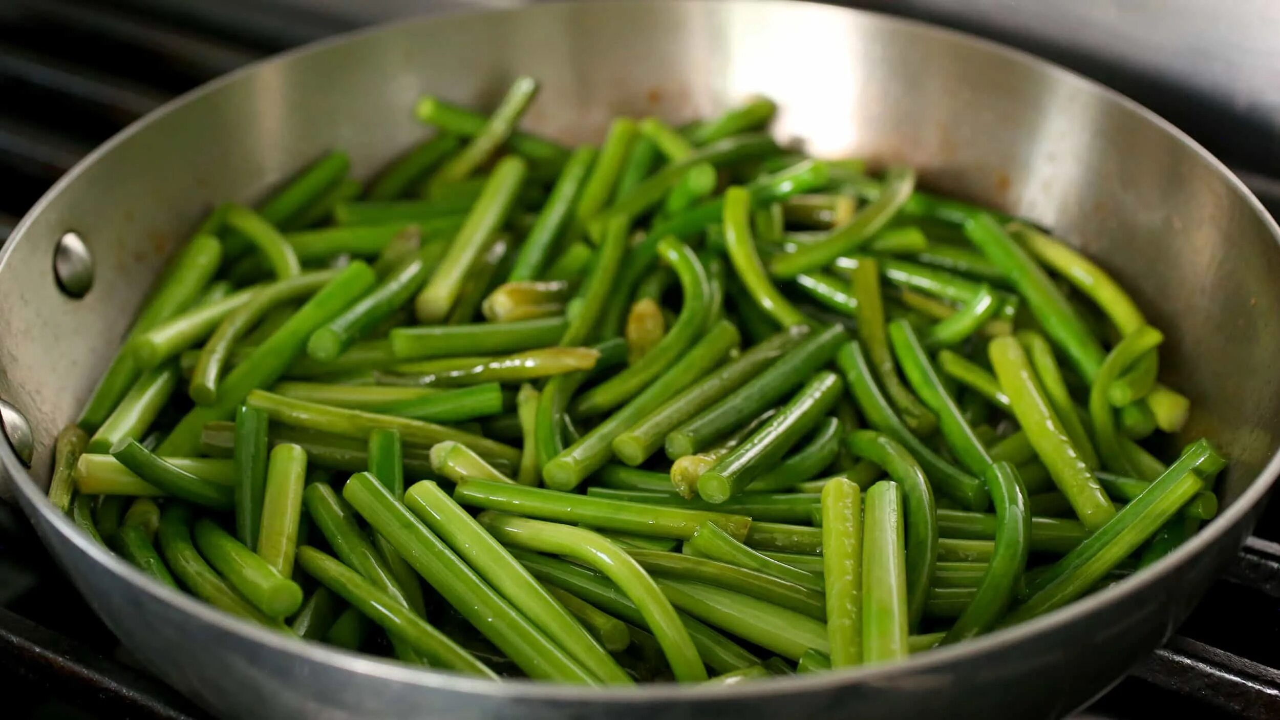 Побеги чеснока фото Stir-fried garlic scapes (Maneuljjong-bokkeum: 마늘쫑볶음) recipe by Maangchi