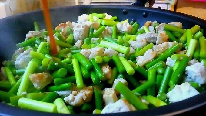 Побеги чеснока рецепт с фото Стрелки чеснока с куриным филе - рецепт приготовления с пошаговыми фото