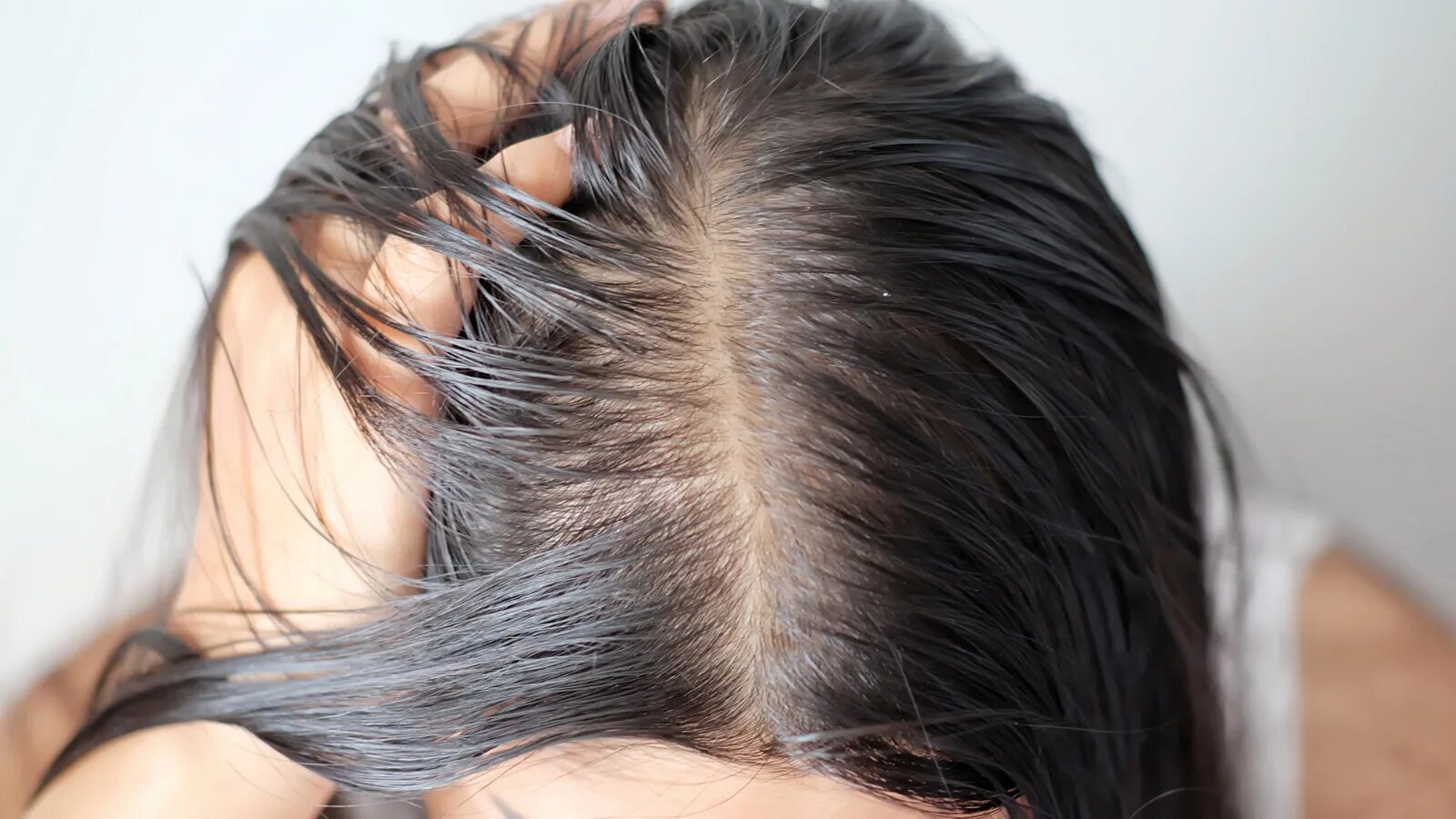 Почему чистые волосы выглядят как грязные The Best Shampoos To Help Keep Hair From Thinning