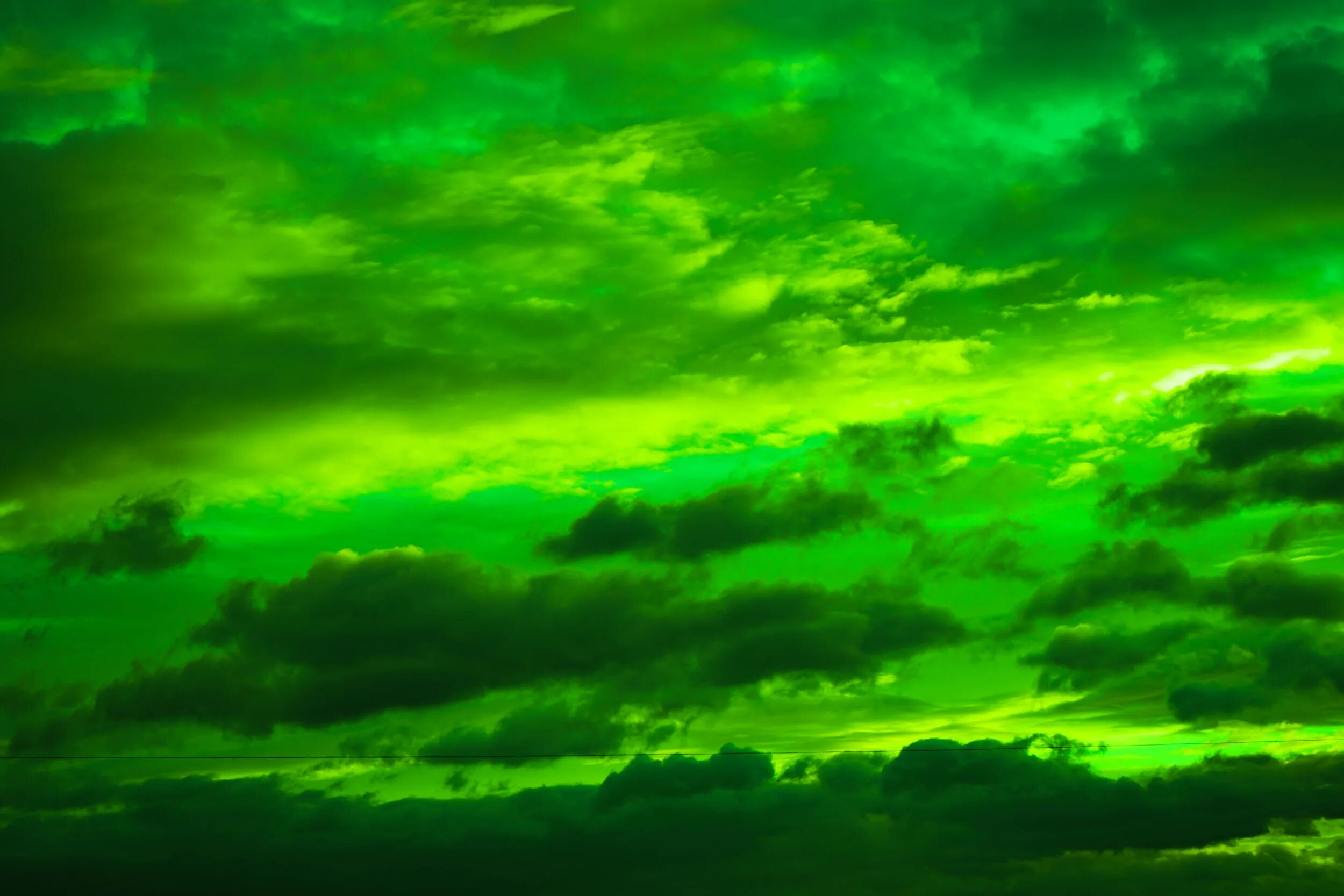 Почему фото зеленого цвета Green Skies, Ominous Clouds in South Dakota as Wicked Storms Whip Eastward