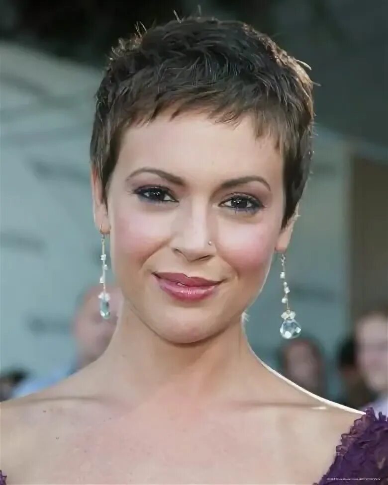 Почему короткая стрижка Alyssa Milano' Photo AllPosters.com Короткие прически для женщин, Очень короткие