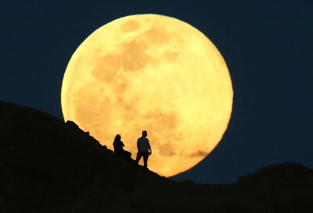 Почему луна на фото маленькая Here comes the pink moon! But will it actually be pink? And is it a 'supermoon'?