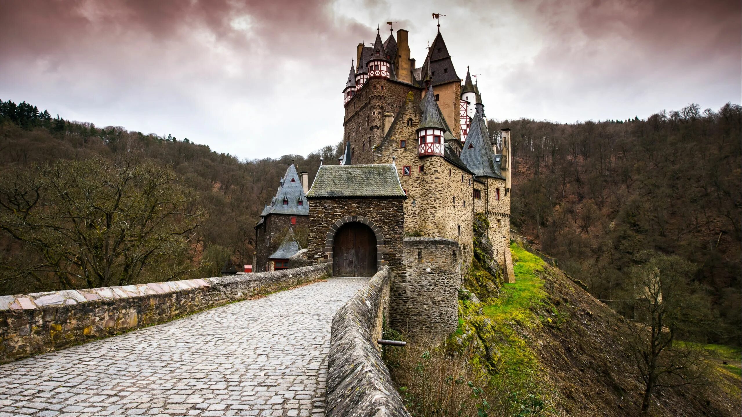 Почему на фото замок Eltz Castle Germany castles, Castle, Burg eltz castle