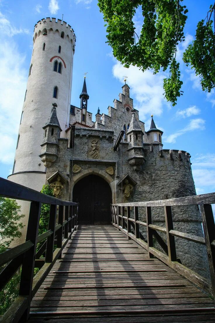 Почему на фото замок Замки Германии: Лихтенштейн (Lichtenstein Castle): masterok - ЖЖ Замки германии,