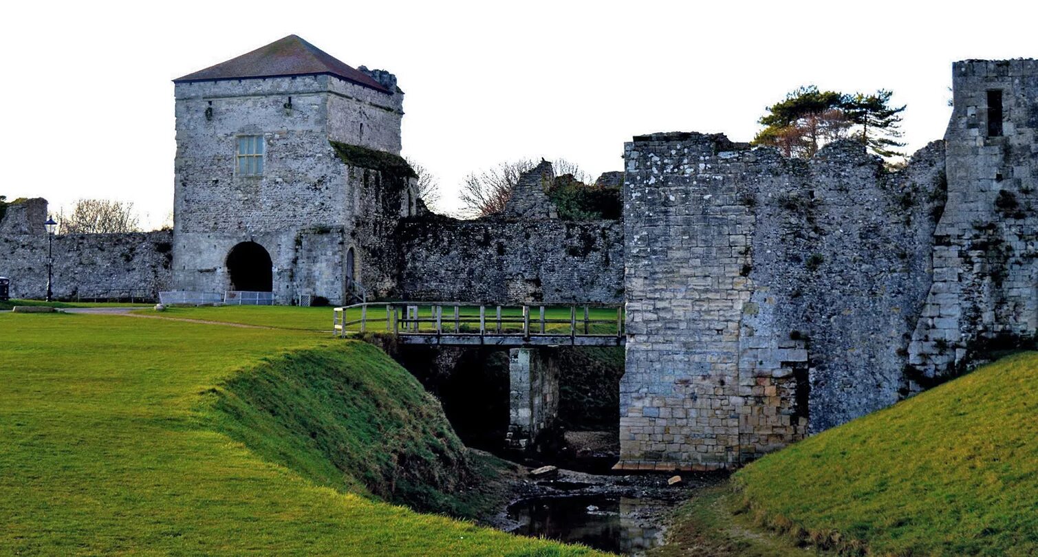 Почему на фото замок Photographs of Portchester Castle, Hampshire, England: The inner moat