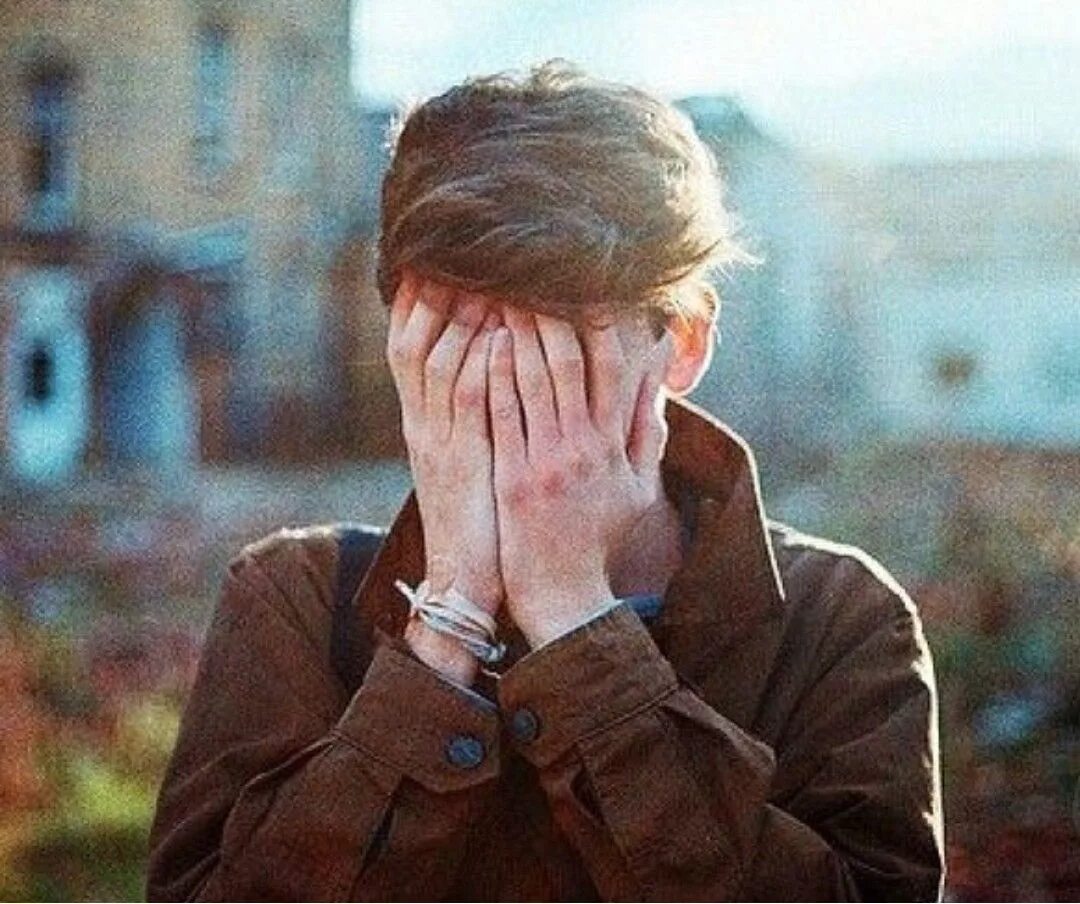 Почему подростки закрывают лицо на фото i wanna touch his hair Thomas sangster, Thomas brodie, Thomas brodie sangster