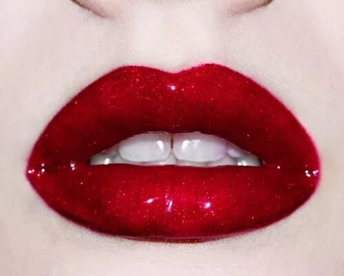 Почему у ребенка красные губы как накрашенные I love the glossy red lips. I might recreate this look over the holidays. #Spark