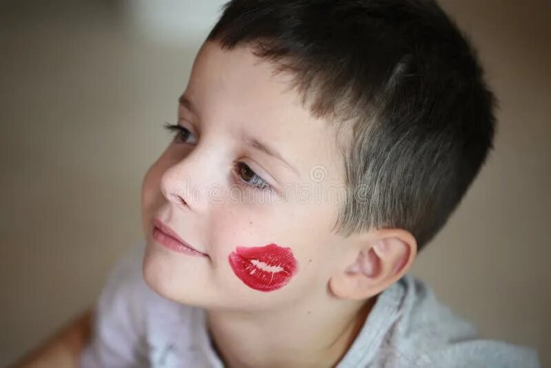 Почему у ребенка красные губы как накрашенные Brunette Boy with a Red Kiss on His Cheek Stock Photo - Image of hugs, brunette: