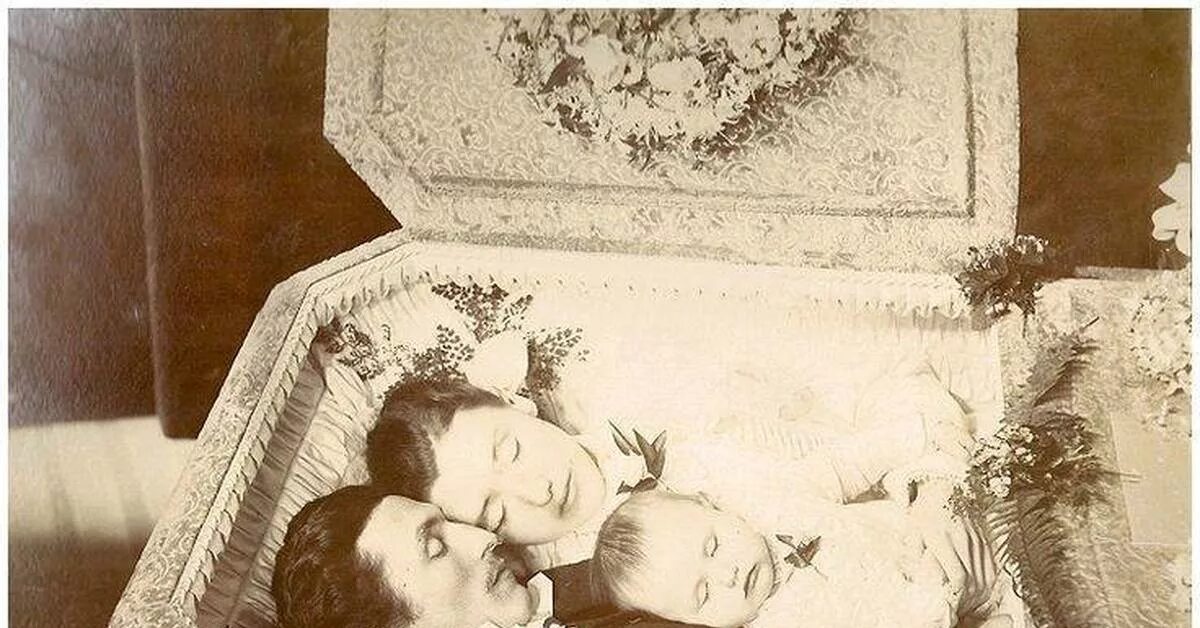 Почему умершим закрывают глаза на фото Познавательная история. Снимки post mortem как жанр фотоискусства Пикабу