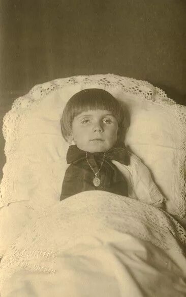 Почему умершим закрывают глаза на фото Post Mortem Photography: Open eyes Post mortem photography, Post mortem, Post mo