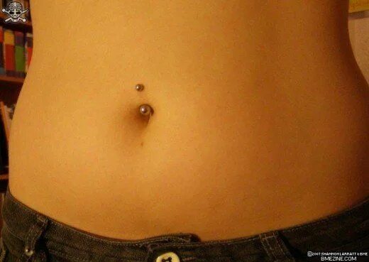 Почему закрывают пупок на фото Curved Barbell Belly Button Piercing Navel piercing, Belly button piercing, Body