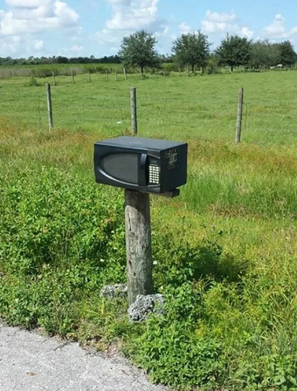 Почтовый ящик из микроволновки фото My Neighbors' Mailbox Is A Microwave Frågetecken