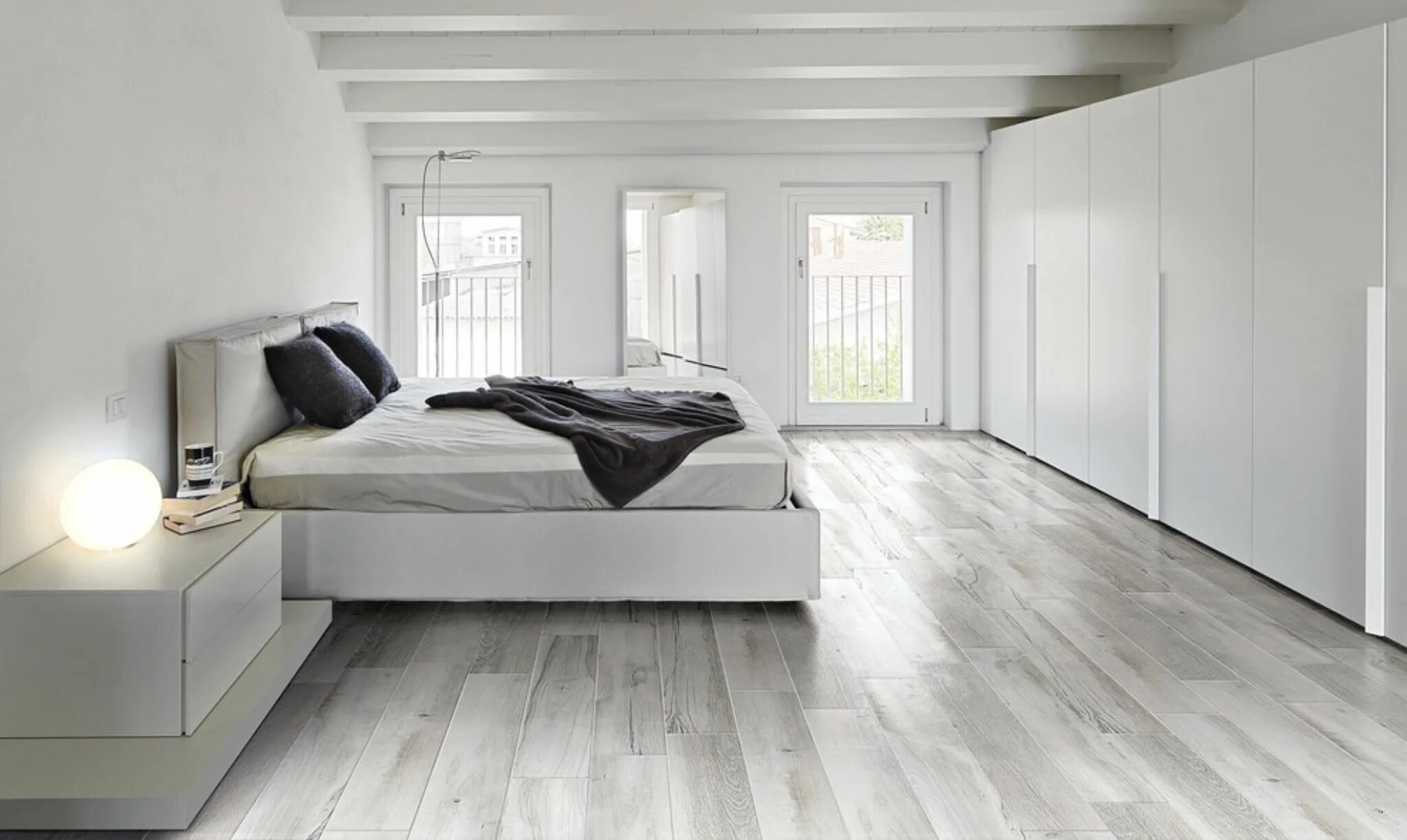 Под белые пол в интерьере quarto com porcelanato madeira na cor clara estilo escandinávo Porcelanato para 