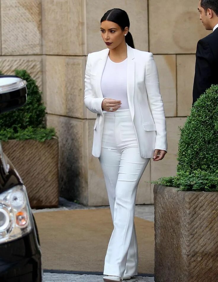 Под брючный костюм какую прическу White Pant Suits For Women Suits for women, Pant suits for women, White outfits 