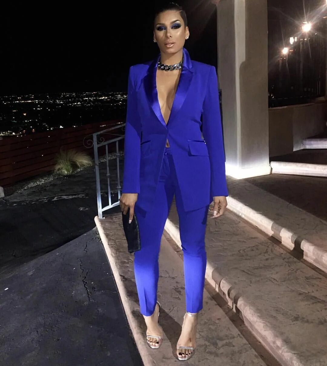 Под брючный костюм какую прическу Laura Govan on Instagram: "I'm Used To People Sleeping On Me ..... GoodNight ...