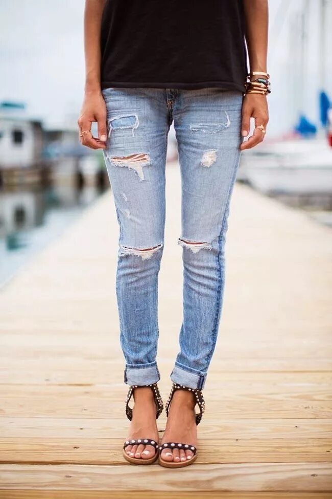 Под джинсами фото Denim + sandals Ripped jeans style, Fashion, Jeans style