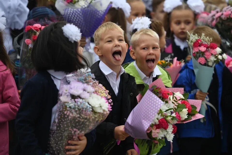 Под фото на 1 сентября Учат в школе, учат в школе": о чем на самом деле поется в школьных песнях - KP.R