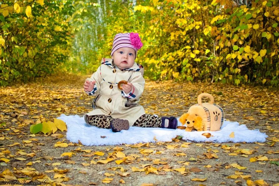 Под фото ребенку осенью на желтых листьях :: Tatiana Treide - Социальная сеть ФотоКто