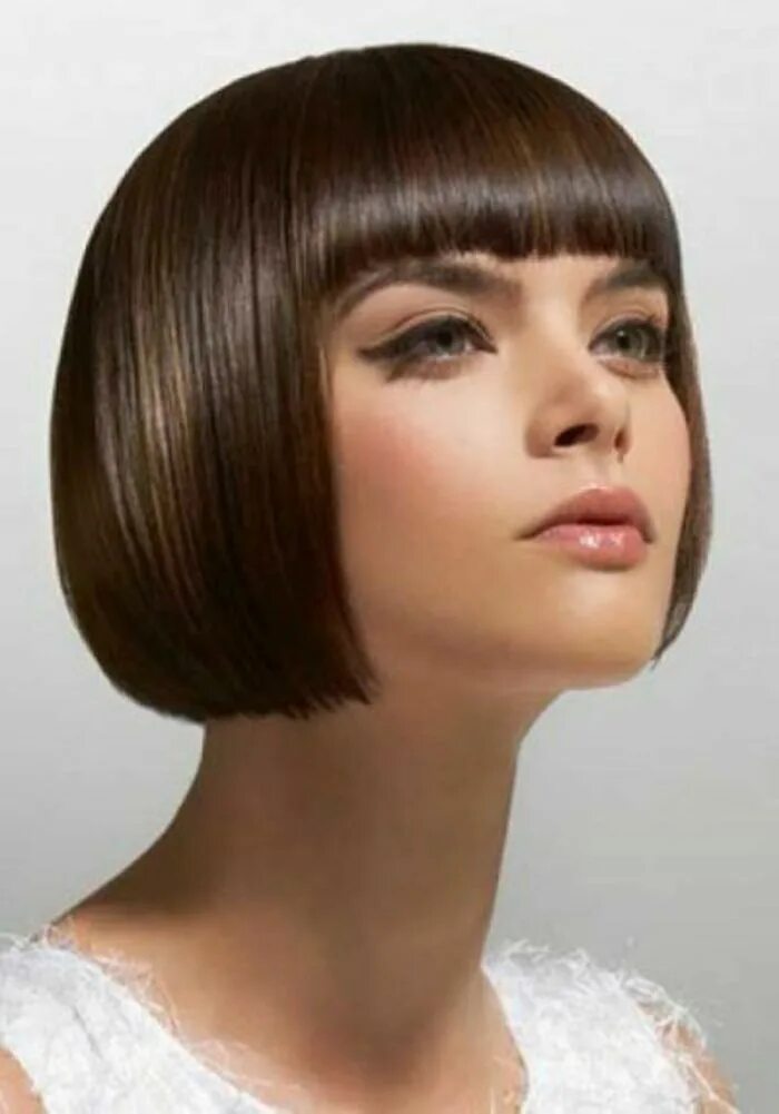 Под каре стрижка женская фото kurzer bob braune haare kastanienfarbe gerades pony Bob saç stilleri, Kahkül saç