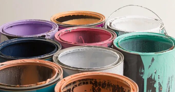 Под краски фото Old Paint Cans Изображения: просматривайте стоковые фотографии, векторные изобра