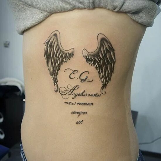 Под крылом ангела тату фото Калиграфия на ребрах с крылышками - фото в салоне Tattoo Times Татуировки с цита
