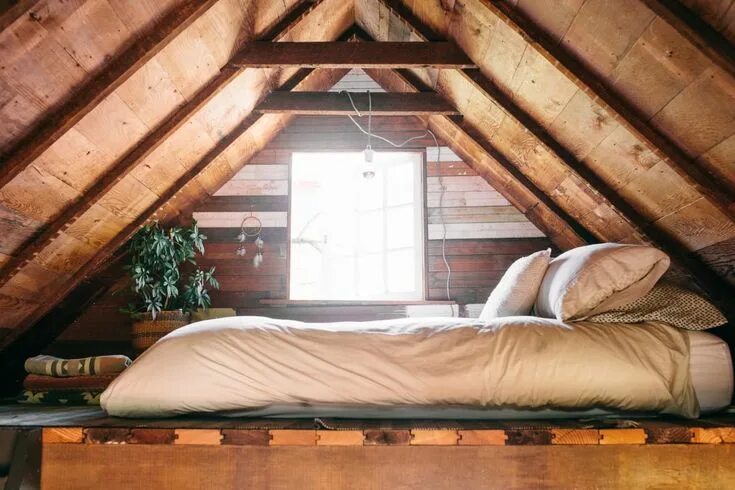 Под крышей фото An Incredibly Cozy 250-Square-Foot Cabin in the Pacific Northwest Cozy bedroom l