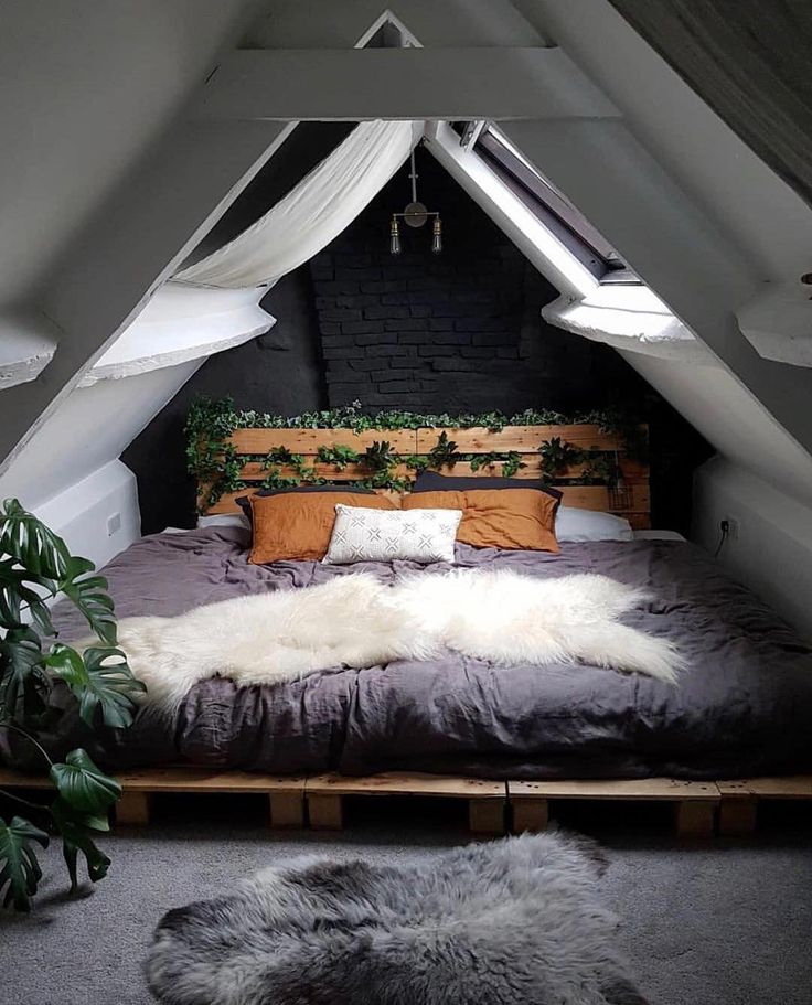 Под крышей фото Image may contain: bedroom and indoor #bohemianbedroom Home decor bedroom, Bedro