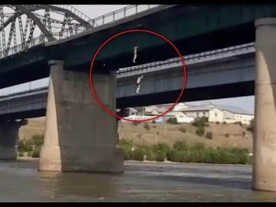 Под мостом реальная история фото Двое подростков на виду у всех прыгнули с Селенгинского моста в реку - YouTube