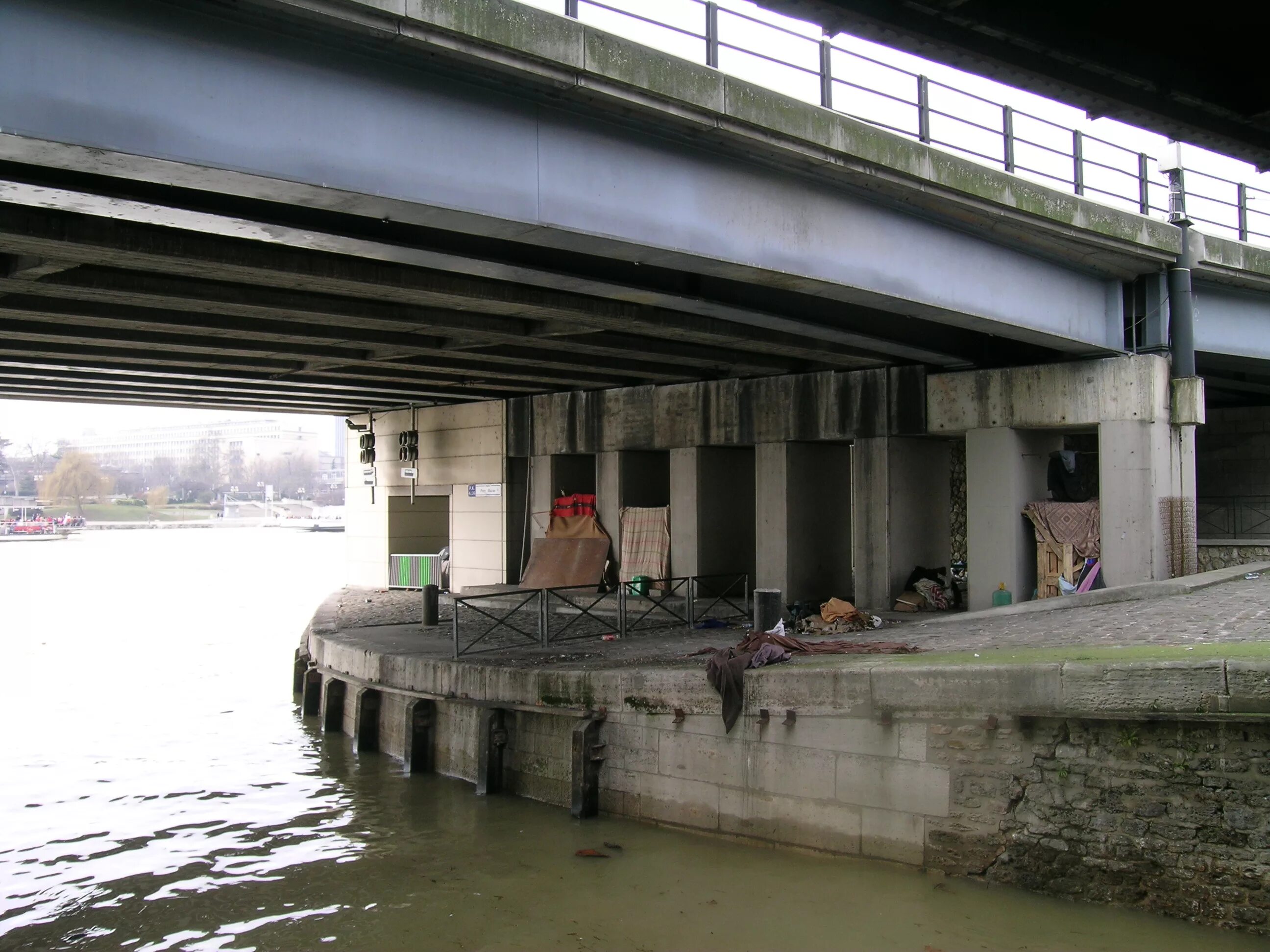 Под мостом сериал реальные фото Файл:Habitat sous un pont parisien.jpg - Вікіпедія
