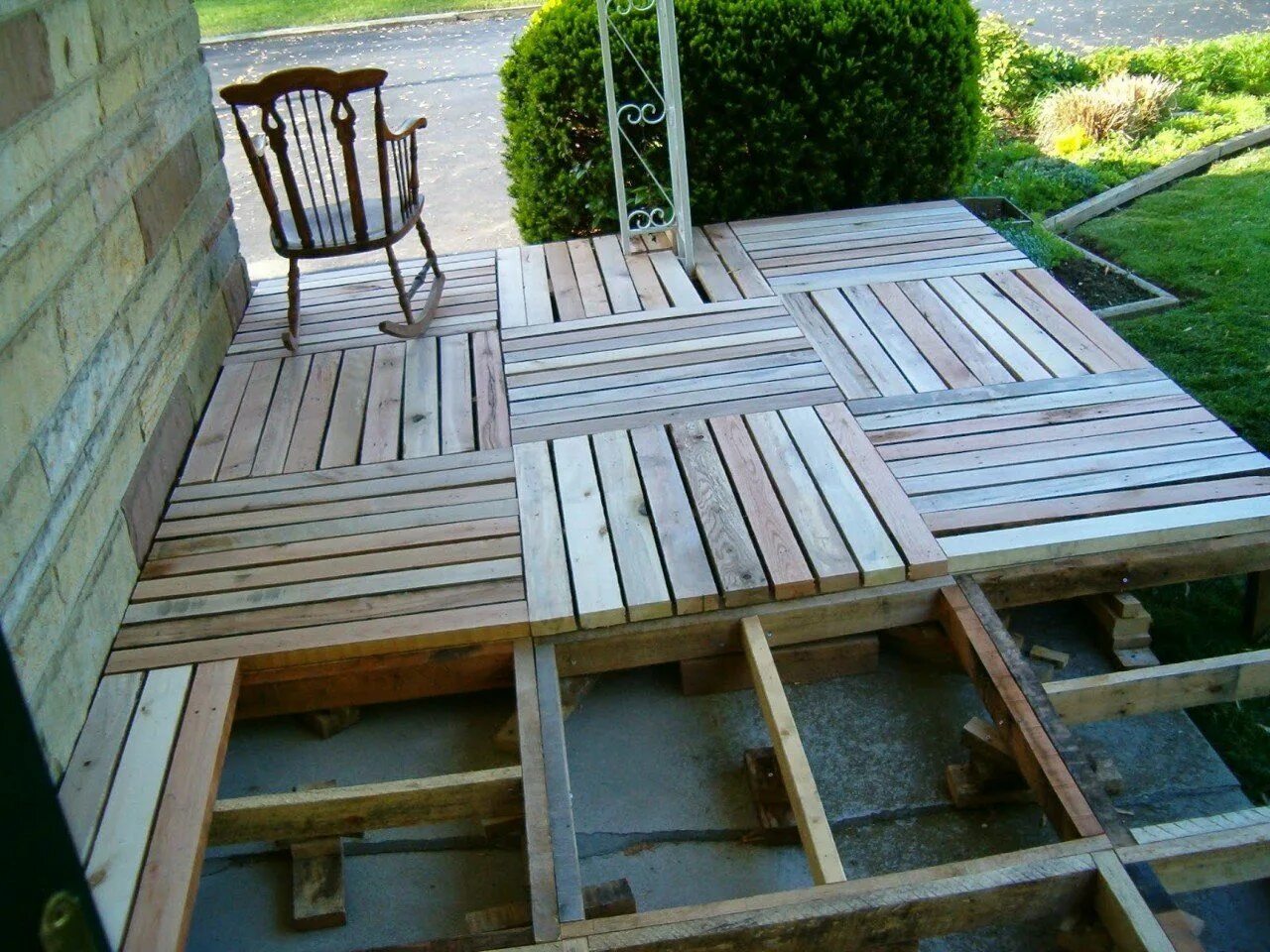 Под на дачу своими руками Разбираем практичные идеи для дачи Pallet porch, Wood pallets, Pallet patio
