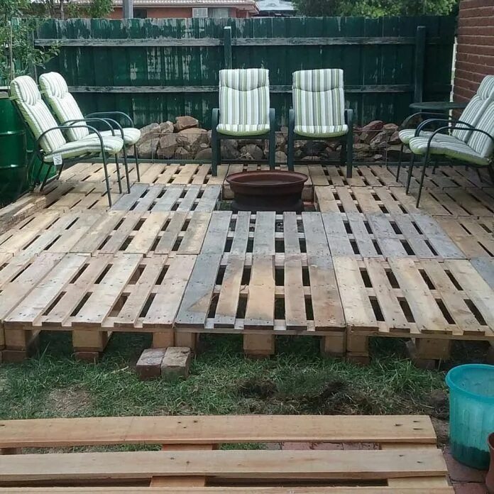Под на дачу своими руками 55 Easy and Inexpensive Floating Deck Ideas For Your Backyard (2024) Pallet pati