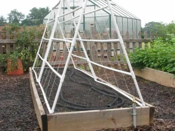 Под огурцы своими руками фото Идеи для сада с трубами ПВХ Diy garden trellis, Vertical garden, Vertical vegeta