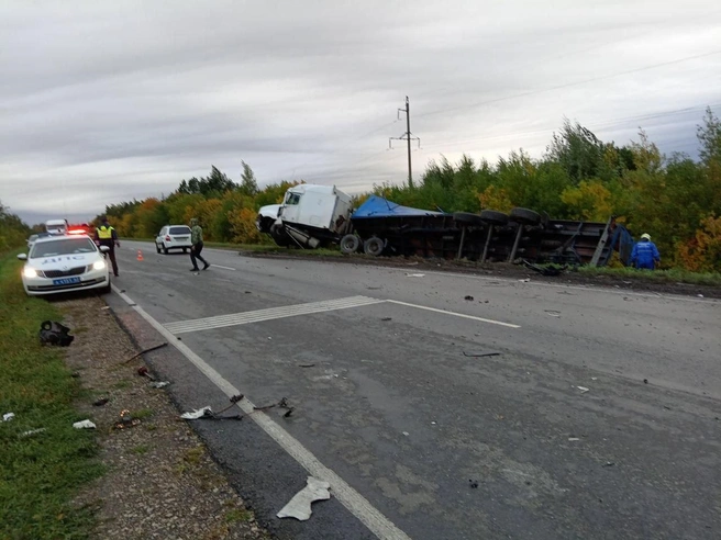 Под оренбургом фото На М-5 "Лада" лоб в лоб столкнулась с фурой, пострадал 22-летний пассажир - 4 се