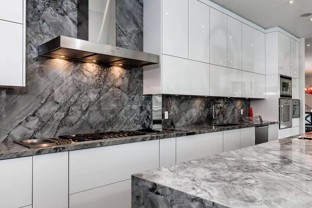 Под серый мрамор в интерьере Кухни из мрамора - стоит ли? Kitchen marble, Kitchen design decor, Kitchen backs