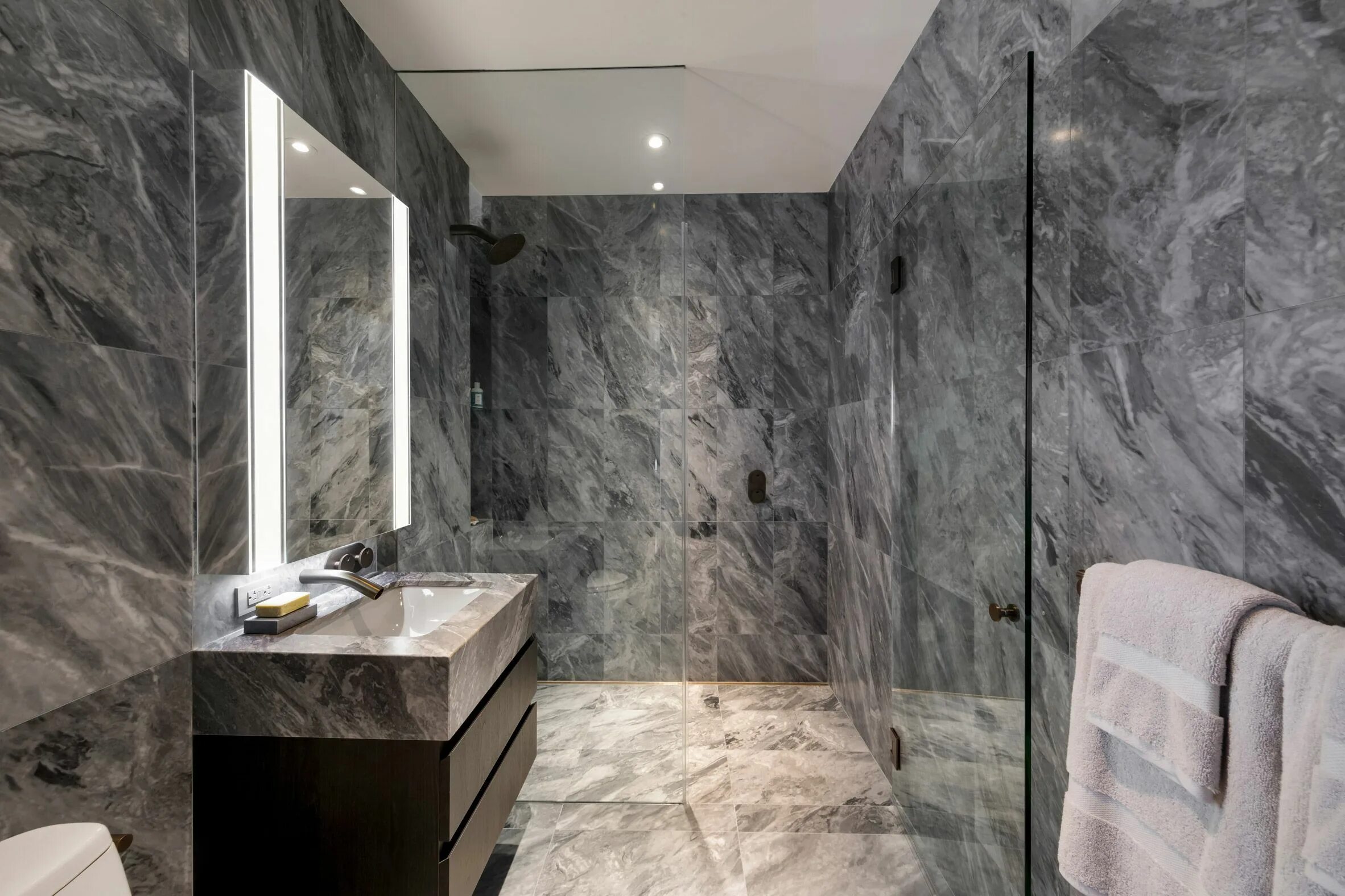 Под серый мрамор в интерьере https://www.dezeen.com/2018/08/29/david-adjaye-model-apartment-interior-130-will