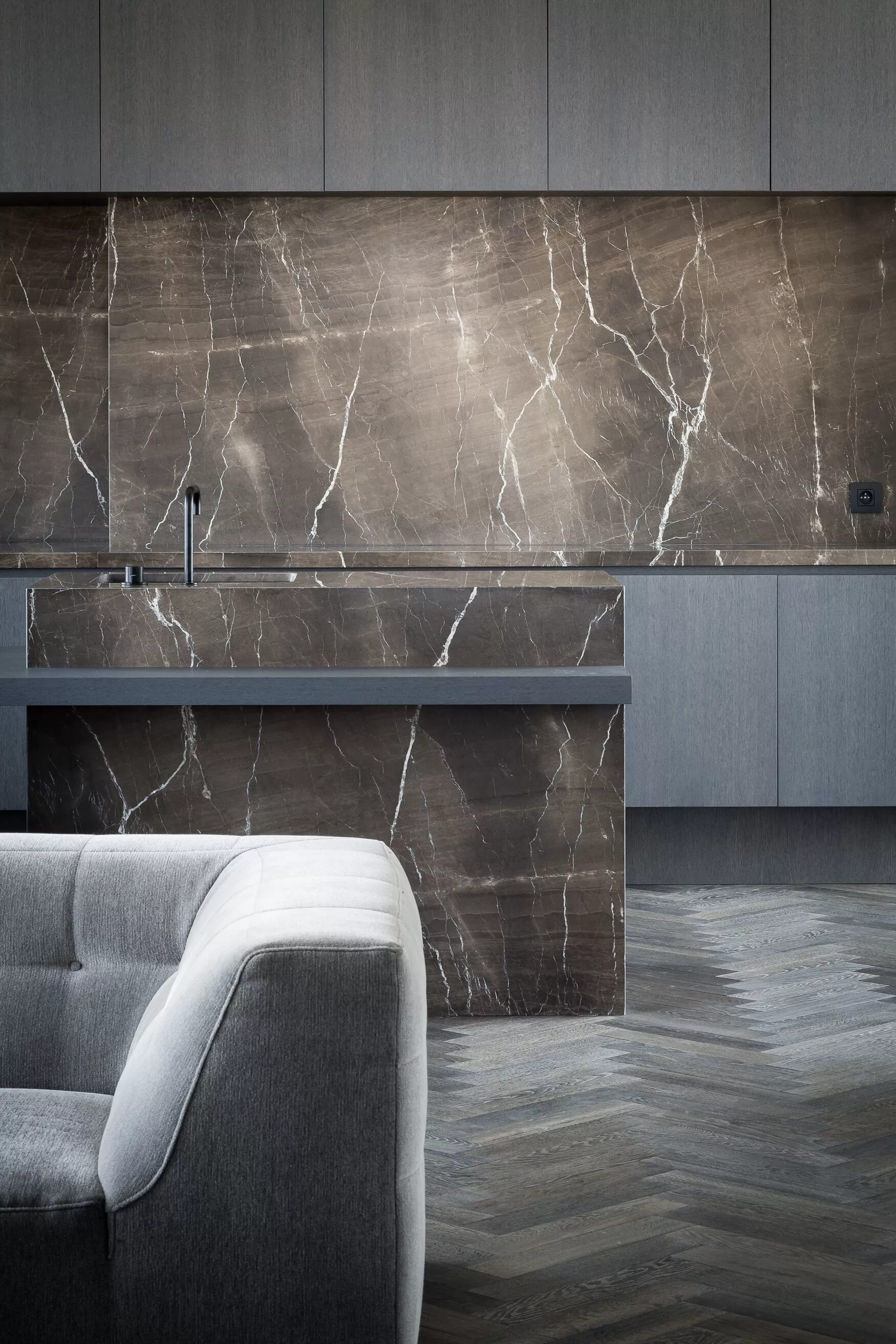 Под серый мрамор в интерьере Moon Grey "architect: Arjaan De Feyter // fotograaf: Thomas De Bruyne" Kitchen f