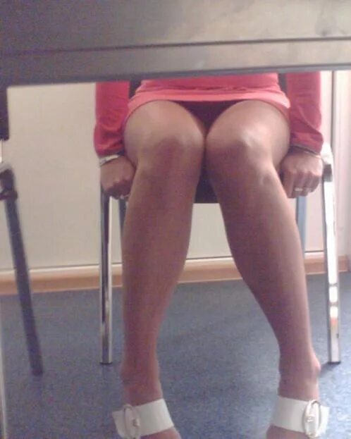 Под столом трусики фото Upskirt Sniper