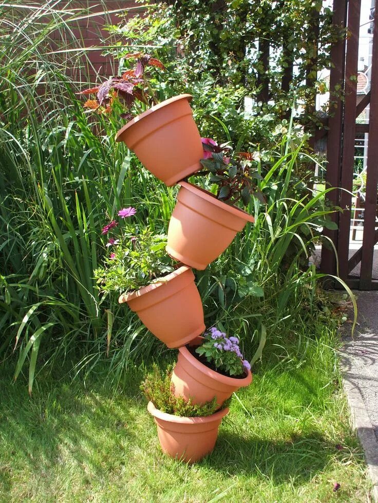 Под цветы на дачу своими руками Tip-Top Flower Pots: Maximize Limited Space to Grow Plants and Flowers! Stacked 