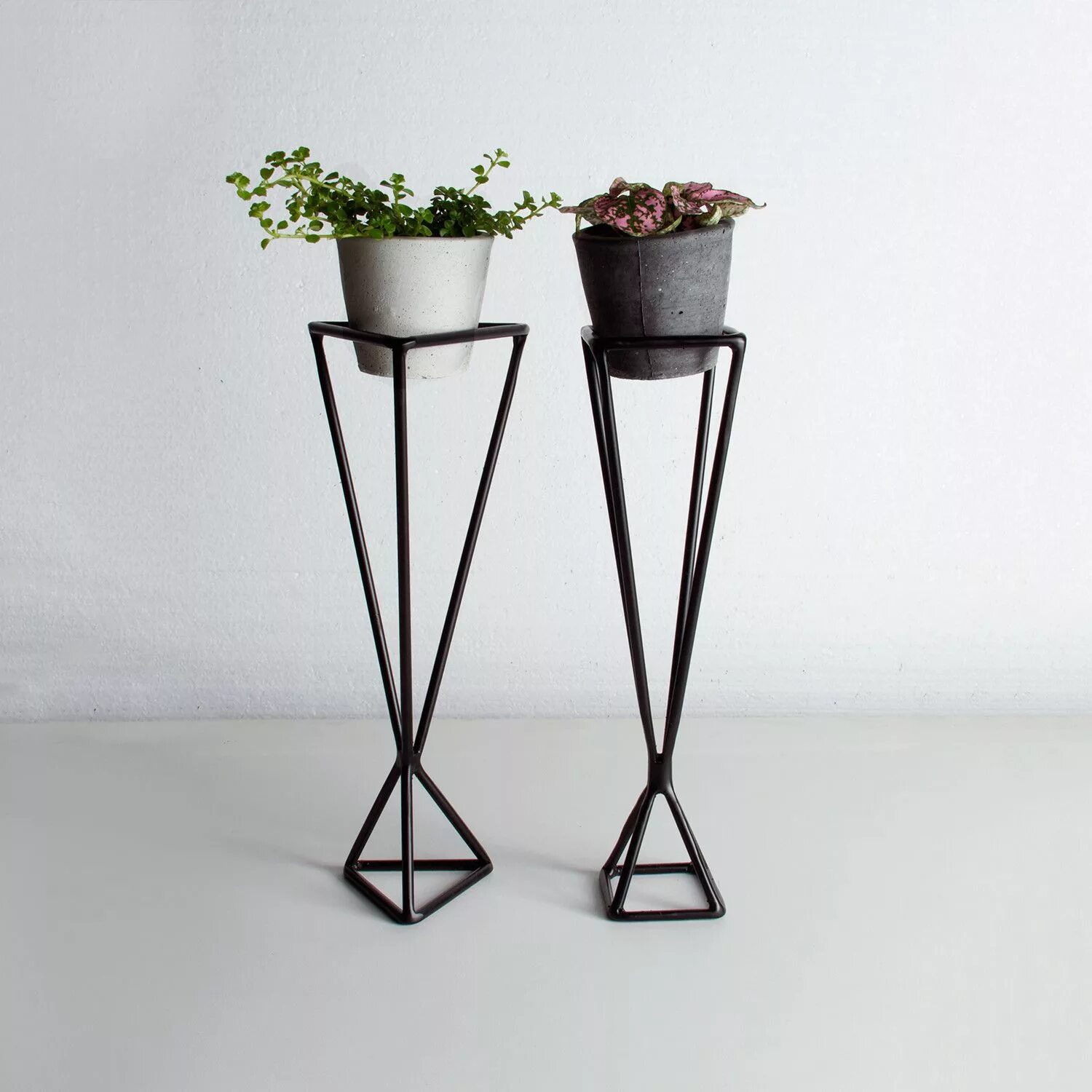 Под цветы в стиле лофт Geometric Steel Plant Stand // Triangle House plants decor, Iron decor, Modern p