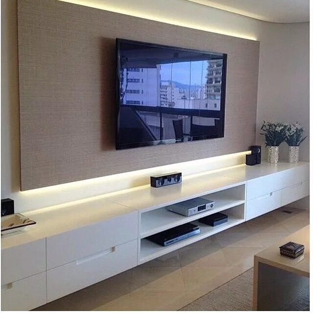 Под телевизор в современном стиле фото Fabi Vilela I Arquiteta on Instagram: "Home theater, destaque para o rack suspen