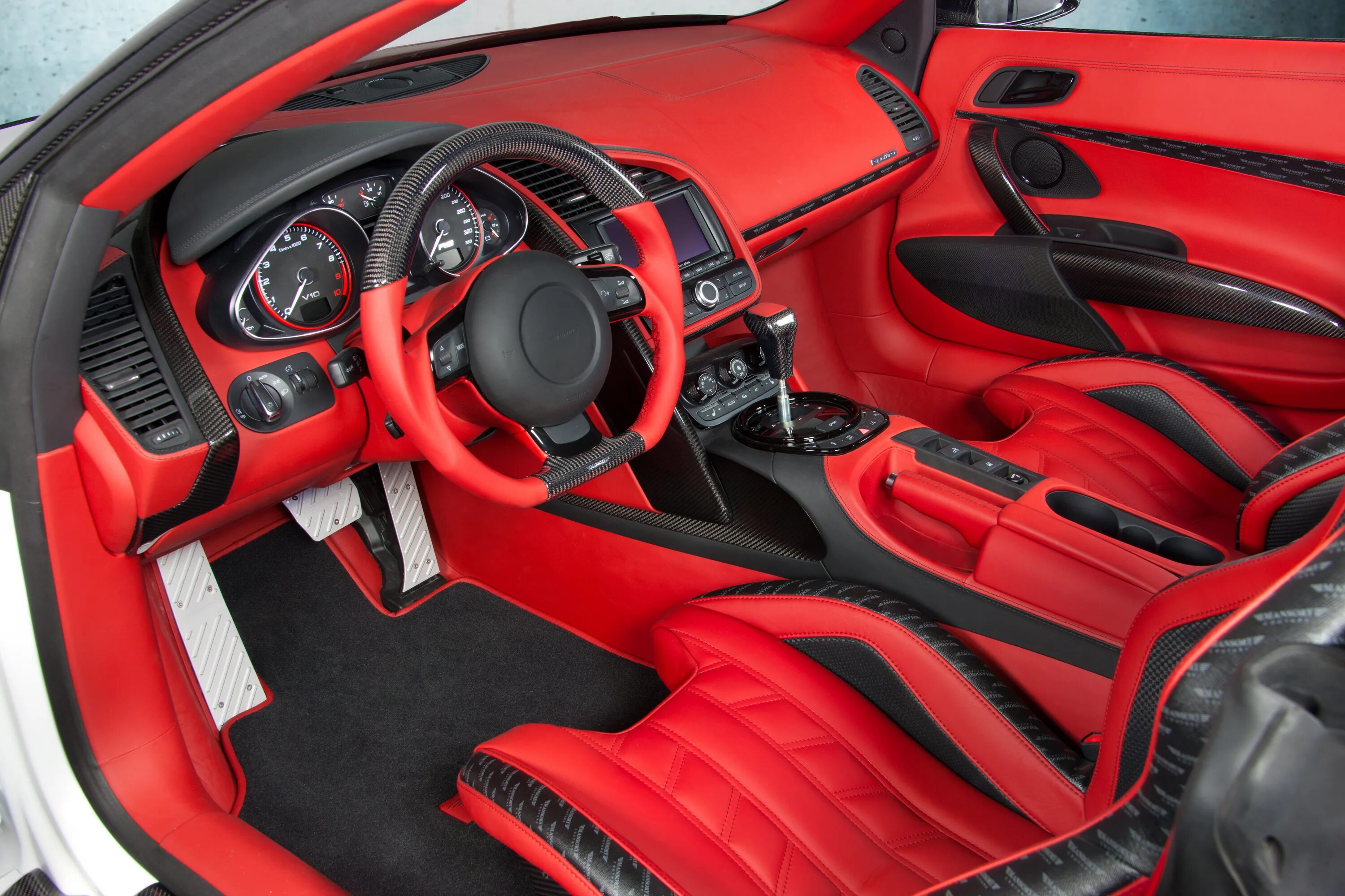 Под тюнингом салон R8 / Spyder Mansory