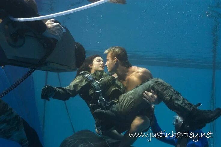 Под водой фильм фото Pin on DC Comics other media Aquaman, Justin hartley, Celebrity pictures