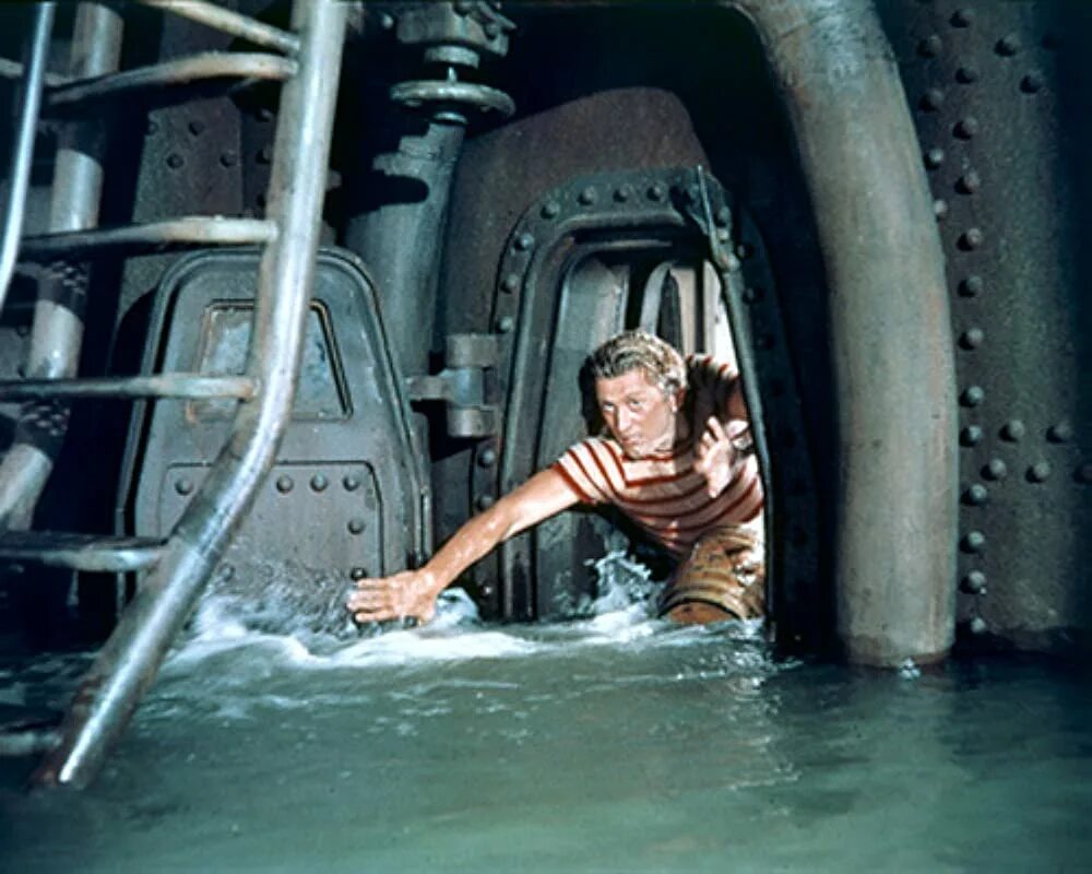 Под водой фильм фото 20000 лье под водой (1954)