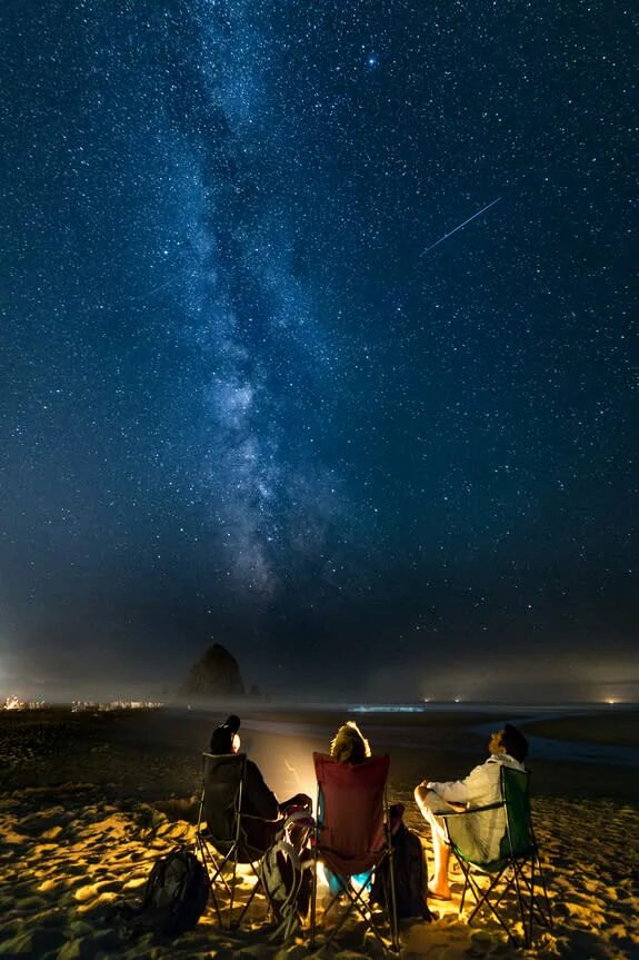 Под звездным небом фото Under the Starry Sky: Trio Watches Meteor Shower in Stunning Photo